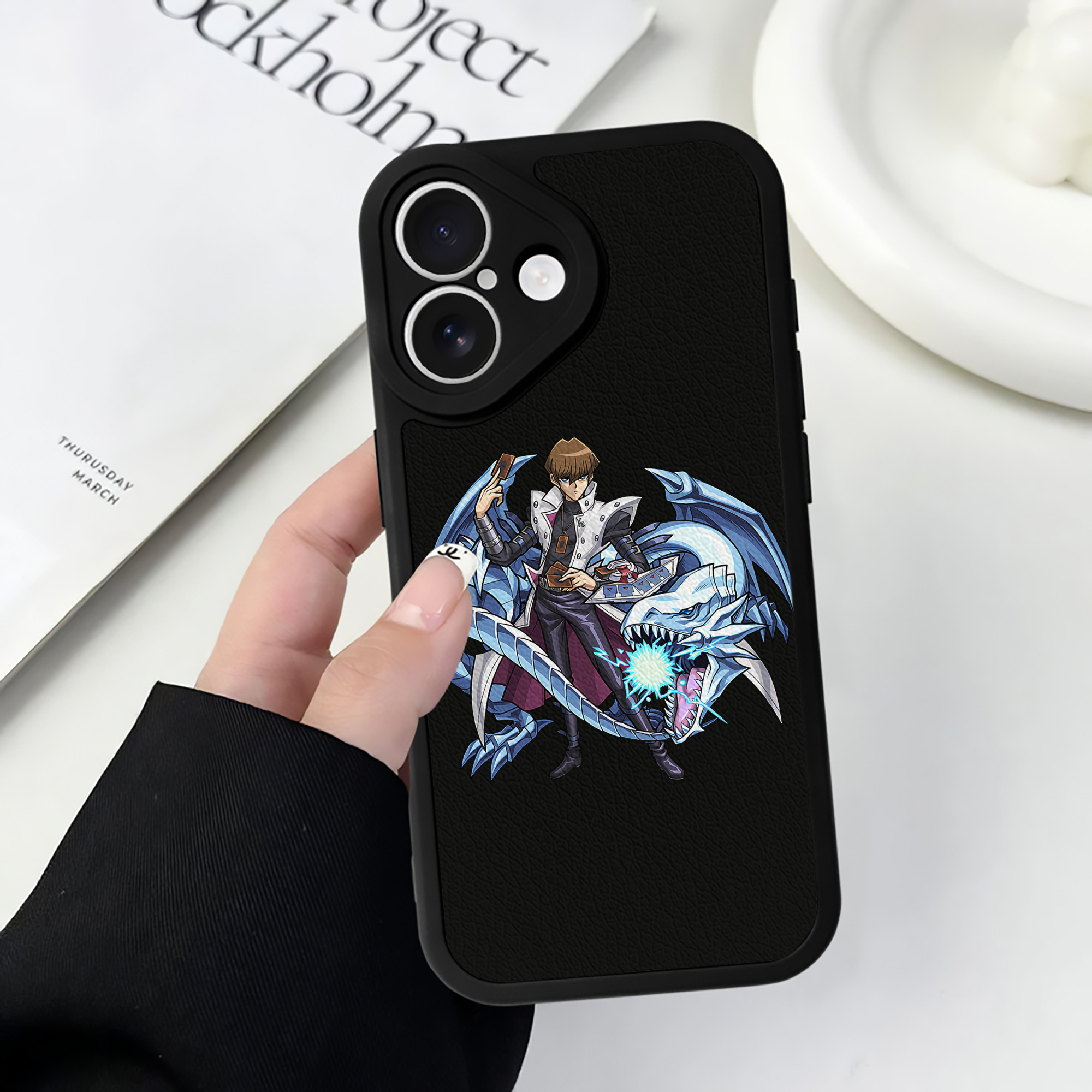（画像用） 遊☆戯☆王 Yu-Gi-Oh! 【iPhone 16シリーズ対応】シリコンスマホケース（レザー調） 材質：シリコン